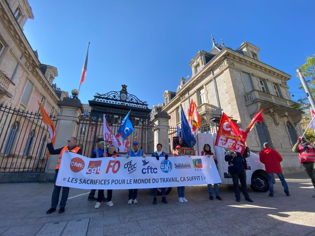 Les manifestants ont fait une halte devant la préfecture du Territoire de Belfort pour une prise de parole de l'intersyndicale. | © Le Trois P.-Y.R.
