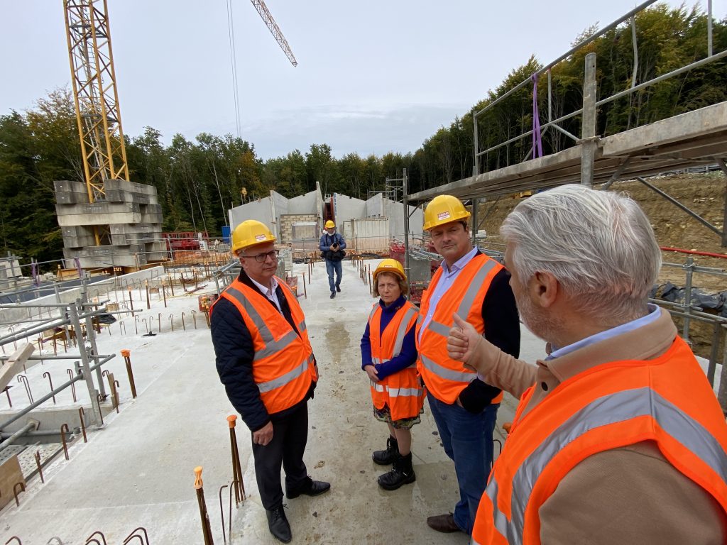 Damien Meslot, président du Grand Belfort, Christiane Einhorn, conseillère municipale déléguée au bien-être animal à la Ville de Belfort et présidente du SIFOU et Florian Bouquet, président du conseil départemental, découvrent le chantier, avec les explications de l'architecte.