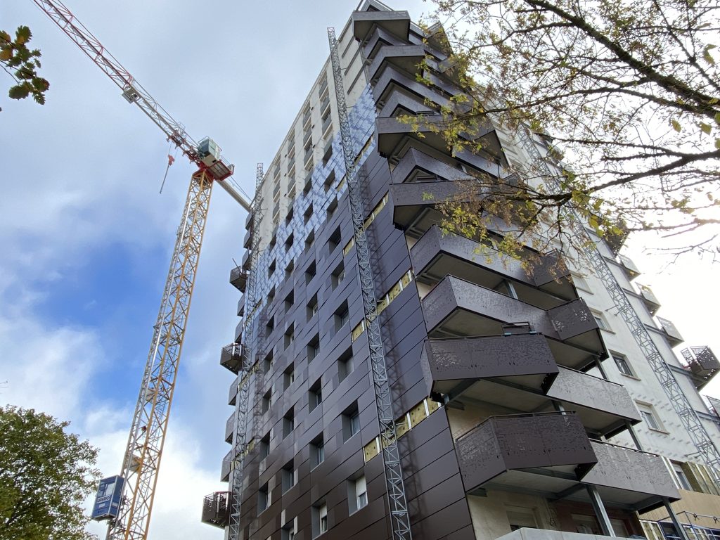 La pose de nouveaux balcons et de bardage isolant modifie totalement l'apparence des trois tours.