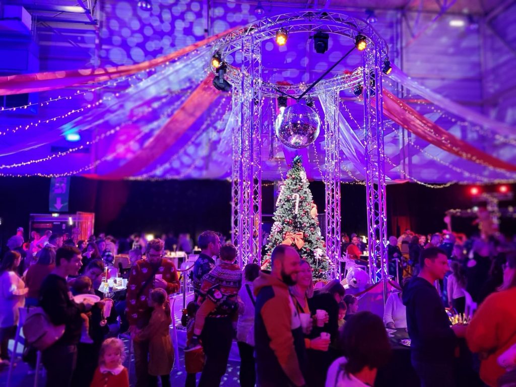 TNT installe sa Maison de Noël à l'Atraxion, pour les fêtes de fin d'année, pour les entreprises de la Région.