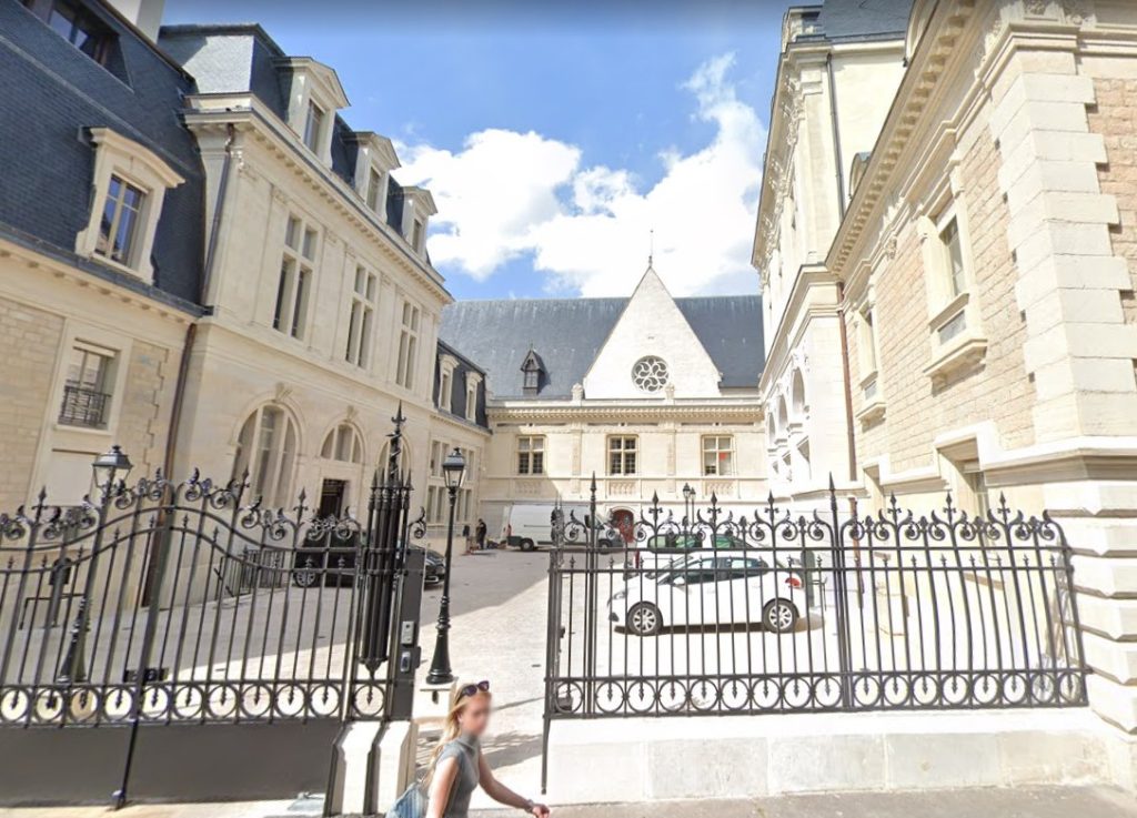 La cour d'appel de Dijon.