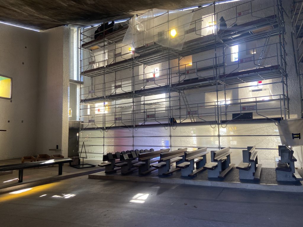 Des échafaudages ont pris place dans la chapelle Notre-Dame du Haut de Ronchamp