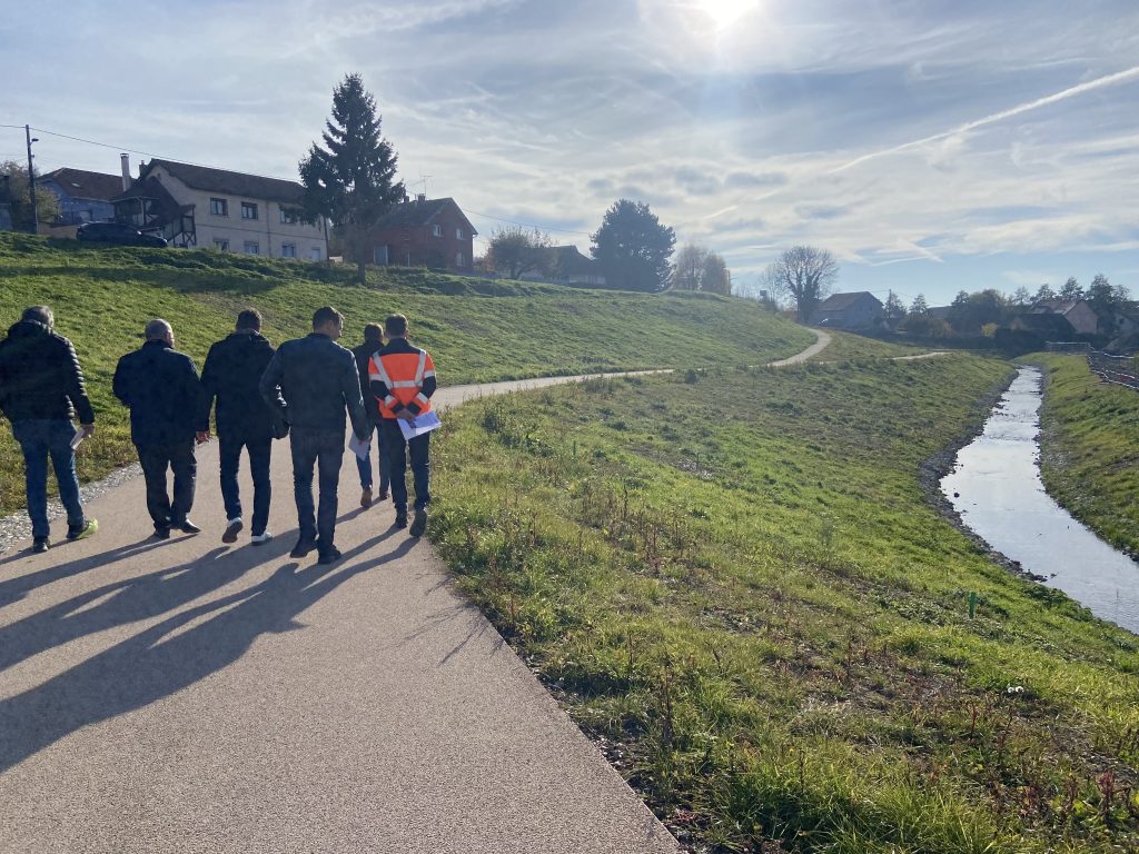 Une piste cyclable et piétonne longe le nouveau canal des Forges