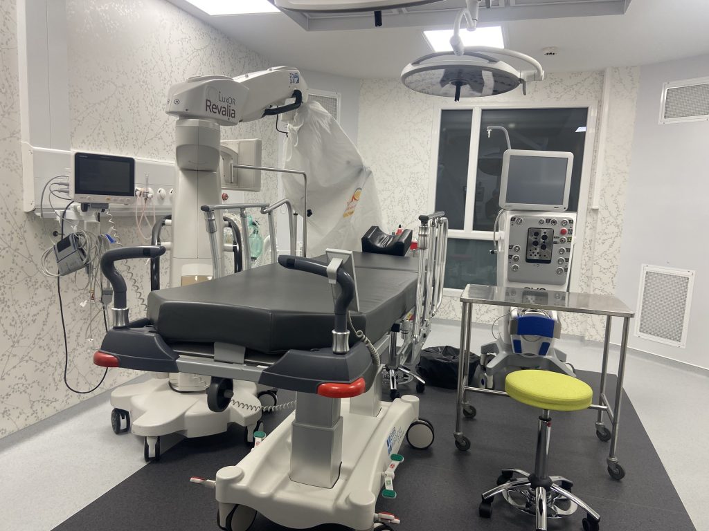 Une des deux salles d'opérations ophtalmologiques du service Fast Track de l'Hôpital privée de la Miotte.