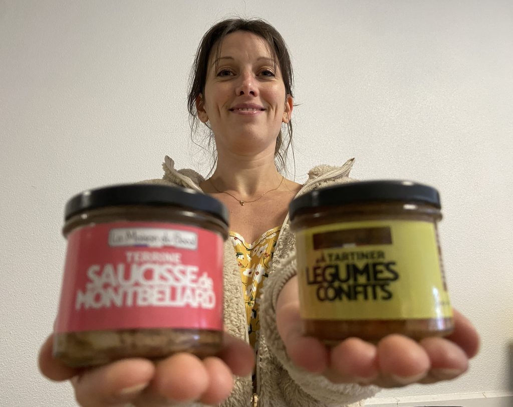 Coralie ZIndel (sur cette photo) a relancé une production de bocaux pour les fêtes, avec Stéphanie Izac et sous les conseil de Frank Billiotte. | © Le Trois P.-Y.R.