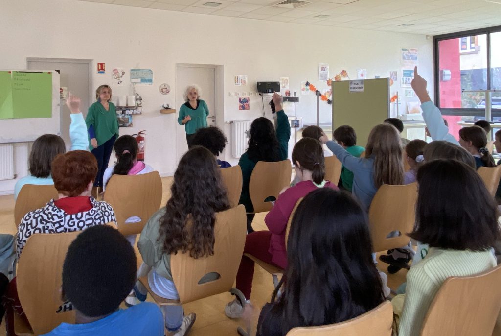 Deux enseignantes, Nathalie Boileau et Sabine Zimmermann, animent un "atelier mouvant" sur le thème de harcèlement, à l'école de Cravanche. | © Le Trois P.-Y.R.