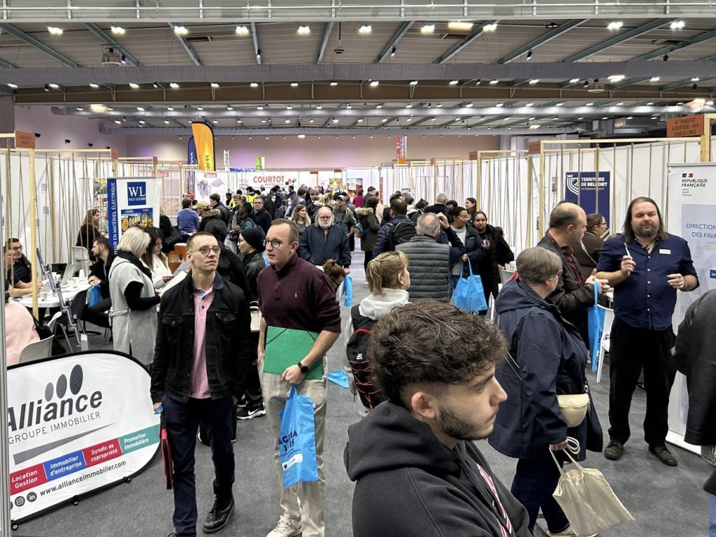 Le Salon Agora a réuni 3 850 visiteurs le 6 novembre 2025, à l'AtraXion, à Andelnans.