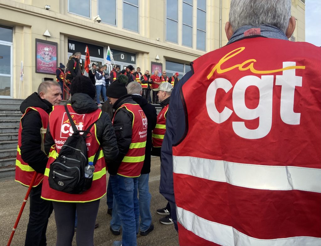 Les manifestants se sont réunis devant la Maison du Peuple de Belfort.