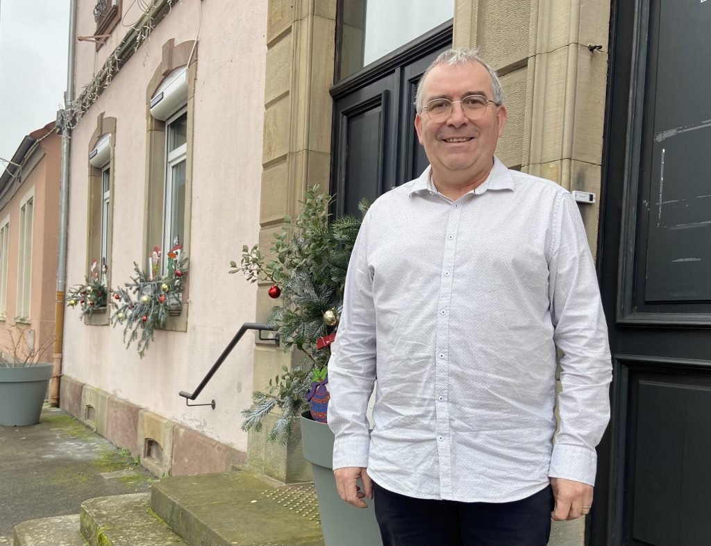 Emmanuel Formet, maire de Danjoutin devant la mairie.