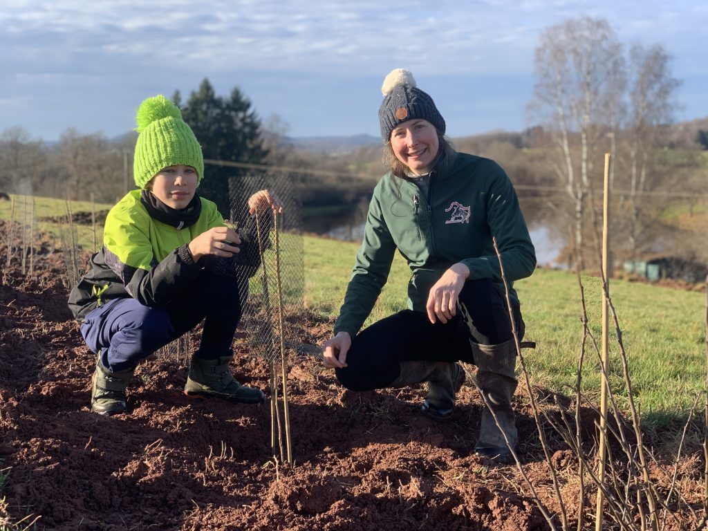 Adeline Monneret élève des chèvres de Lorraine à Échavannes. Elle lance un projet d'agroforesterie à Frahier, sur l'une de ses parcelles.