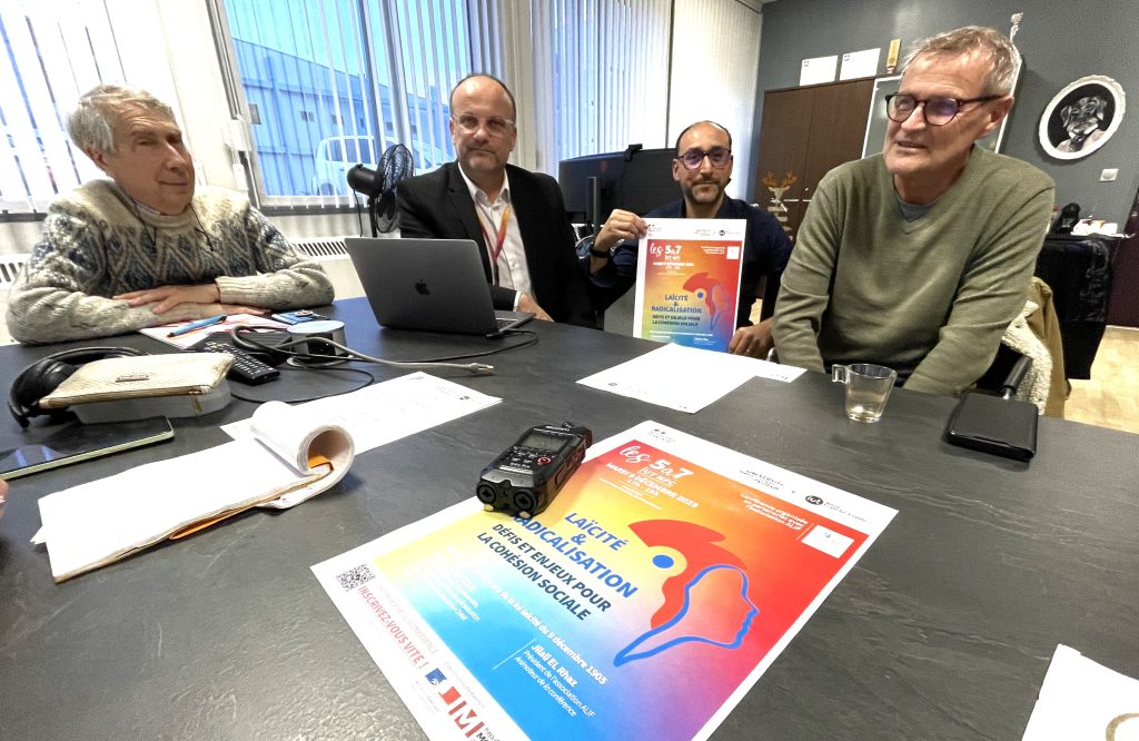 De gauche à droite: Laurent Hofnung, ancien "élève" du DU sur la laïcité, David Markezic, directeur de l'IUT, Jilali El Rhaz, président de l'association ALIF, et Guillaume Jehannin, coordinateur du DU laïcité à l'IUT.