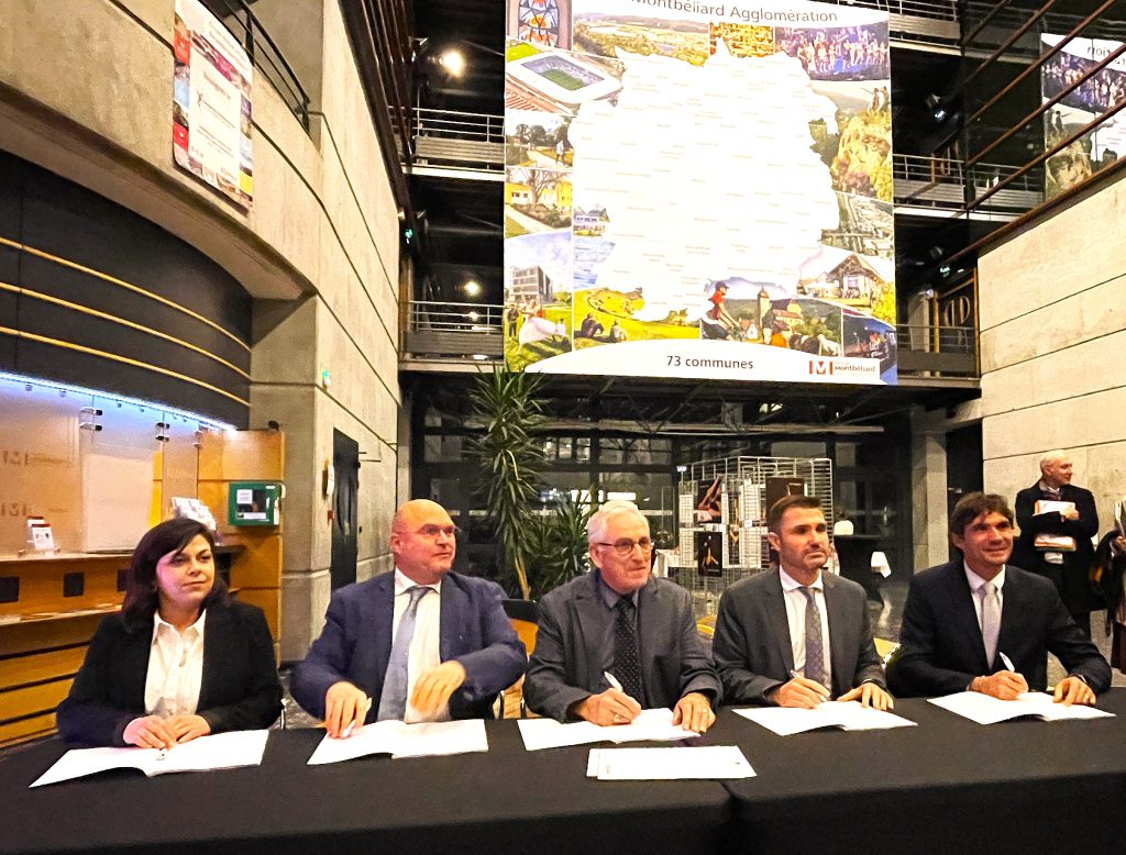 La signature du Schéma de sécurité et de prévention de Pays de Montbéliard Agglomération. De gauche à droite: Priscilla Borgerhoff, conseillère départementale, déléguée à la jeunesse, à la citoyenneté et à l’éducation populaire, Charles Demouge, président de PMA, de Paul-Édouard Lallois, procureur de la République, et Samuel Rouzet, directeur académique des services de l’Éducation nationale (DASEN) du Doubs. | © Le Trois P.-Y.R.