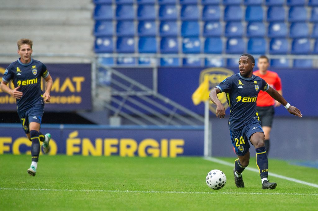 L'aile gauche du FC Sochaux-Montbéliard, avec l'attaquant Benjamin Gomel et le défenseur Dylan Tavares, en préparation contre le Red Star, en août 2025.