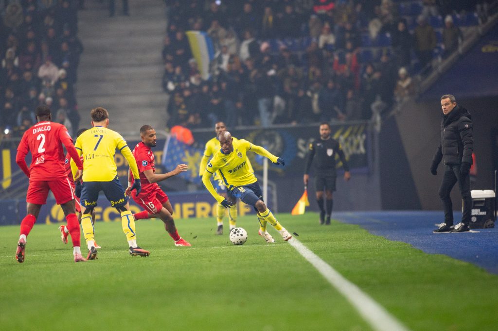 Benjamin Gomel (de dos) et Kapit Djoco, attaquants du FC Sochaux-Montbéliard, contre le Football Dijon Côte-d'Or, le 21 novembre 2025. | ©FCSM