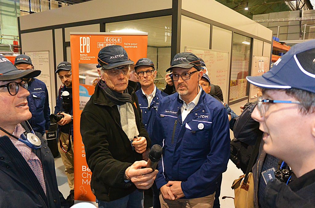 Sébastien Martin, ministre délégué à l'industrie en discussion avec Geoffrey, étudiant en CAP mésallier à l'École de Production de Belfort.