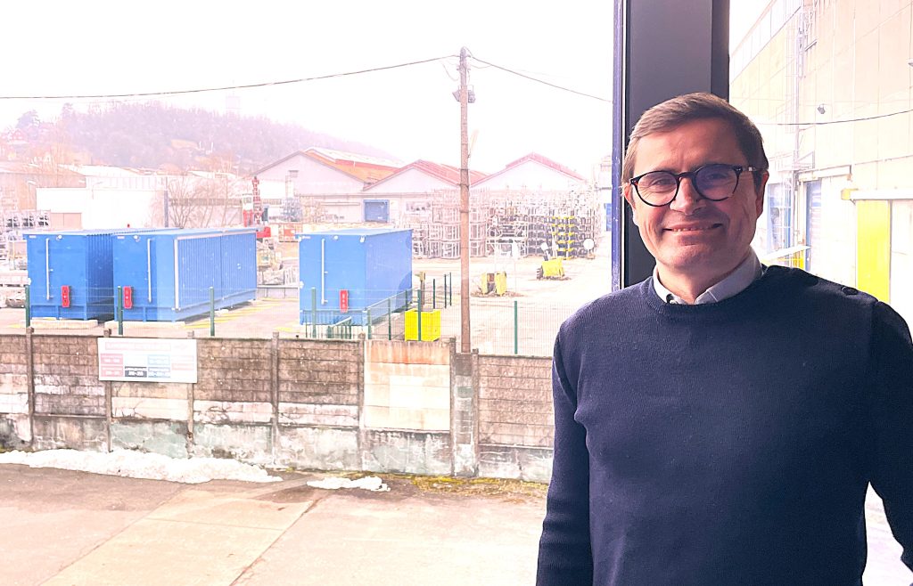 Clément Calvez, président du FC Sochaux-Montbéliard, devant l'une des baies vitrées du "bungalow" qui donne sur les usines de Stellantis.