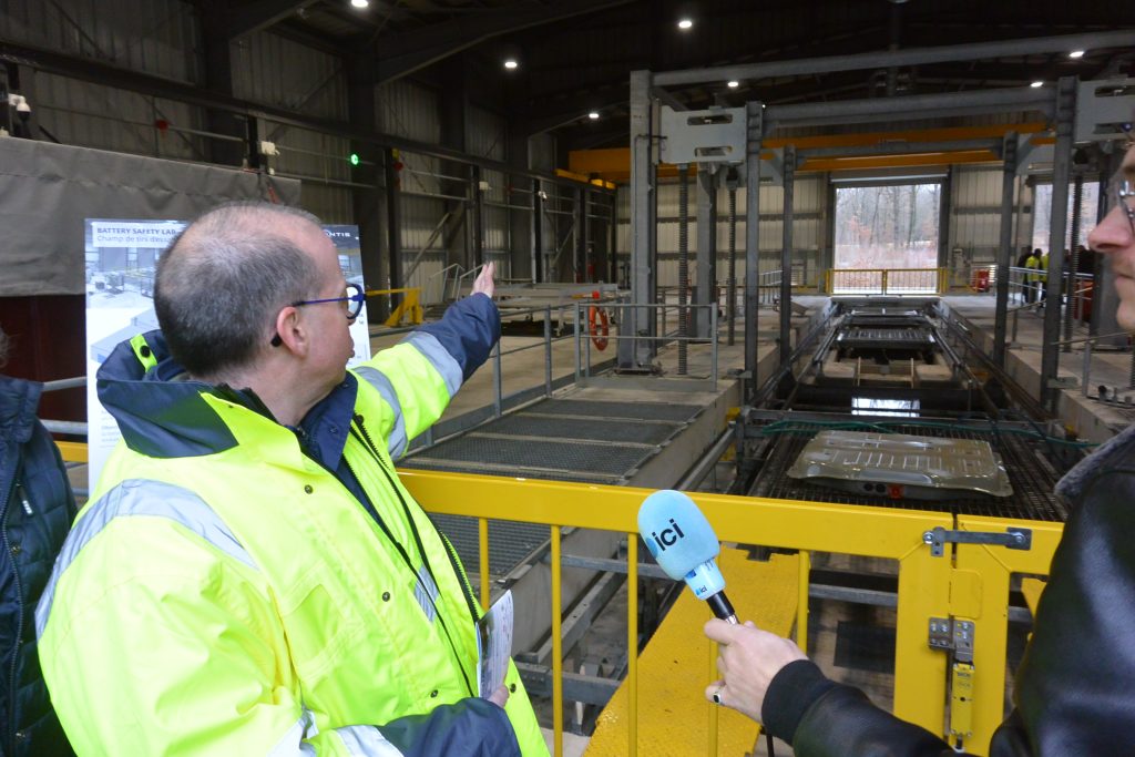 Le nouveau bâtiment pour tester les batteries électriques de Belchamp est traversé par une plateforme de tests de 40 mètres.