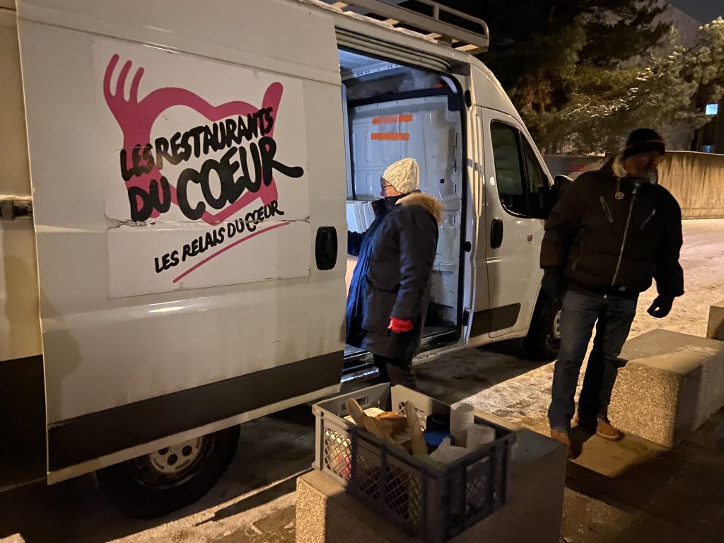 Rue Strolz à Belfort, le camion du Coeur s'installent pour distribuer des plats chauds aux plus démunis.