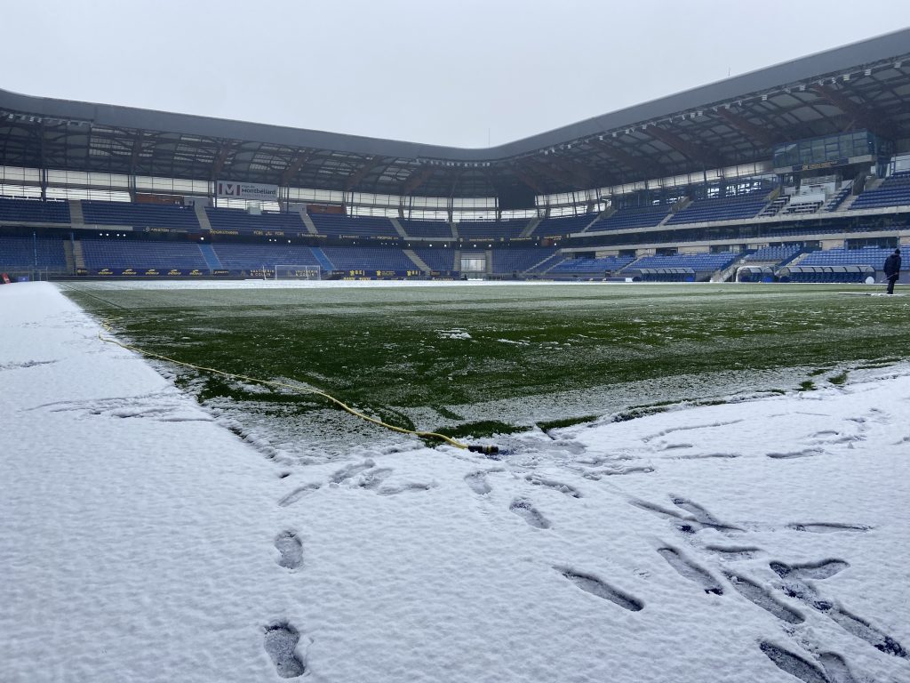 Une couche de neige est apparue ce jeudi 8 janvier aux abords du stade Bonal.