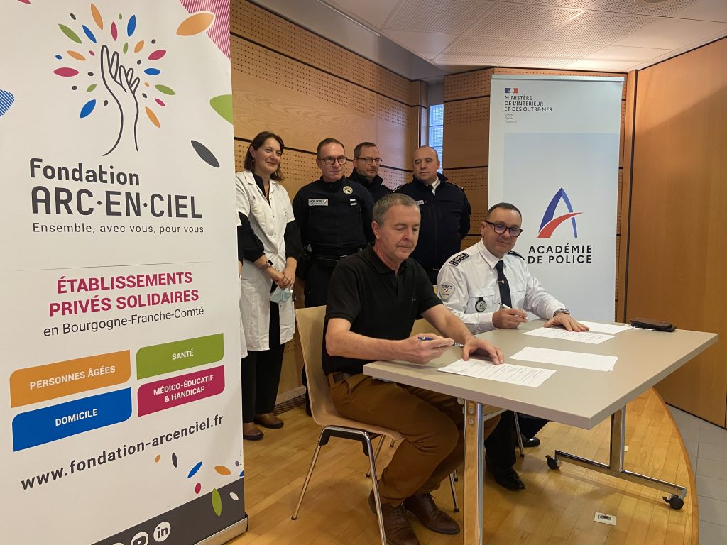 Loïc Grall, directeur général de la Fondation Arc-en-Ciel et David Gagliardi, directeur de l'École Nationale de Police de Montbéliard signent la convention.