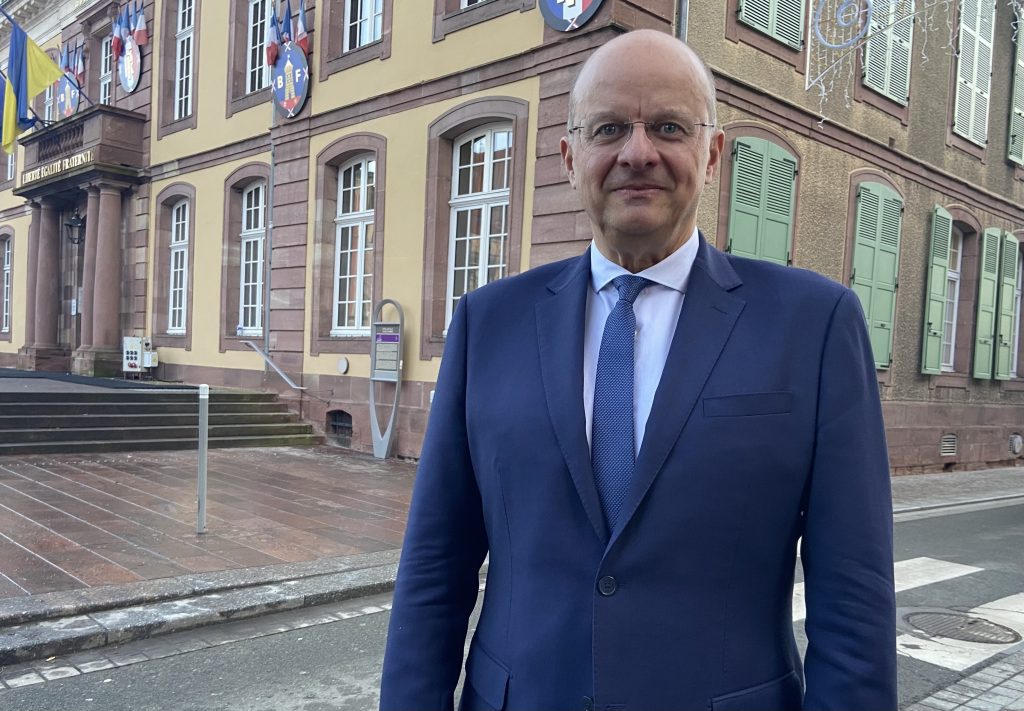 Christophe Grudler devant la mairie de Belfort.