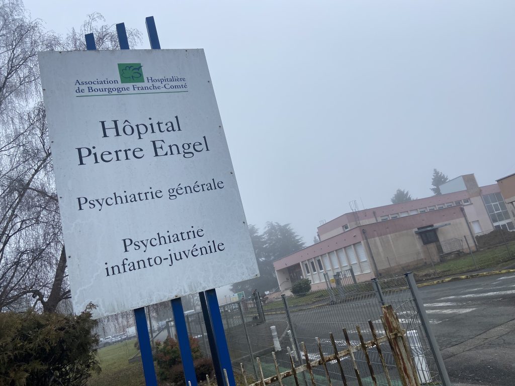 L'extérieur du site Pierre Engel de l'Association Hospitalière de Bourgogne-Franche-Comté à Bavilliers.