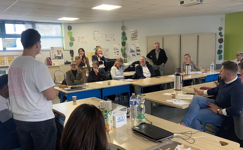 Noam, 17 ans, explique devant les acteurs du Daq sa volonté d'intégrer la police judiciaire.