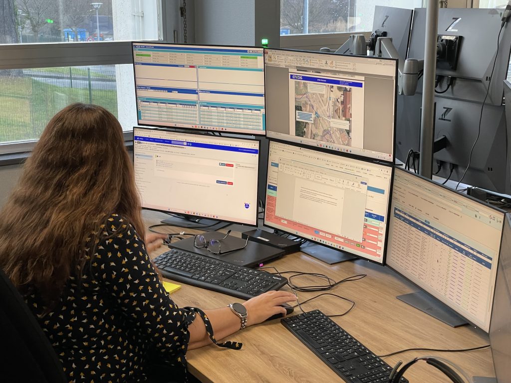 A l’Agence de Supervision et de Gestion des Accès aux Réseaux et des Dépannages (ASGARD), une chargée de gestion du réseau.