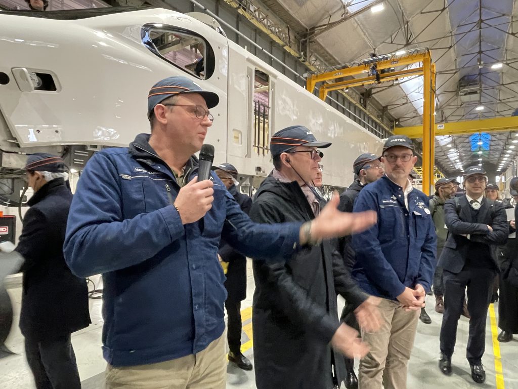 Sébastien Martin, ministre délégué à l'Industrie (au centre), a visité les ateliers du TGV d'Alstom à Belfort, ce vendredi 30 janvier 2026.
