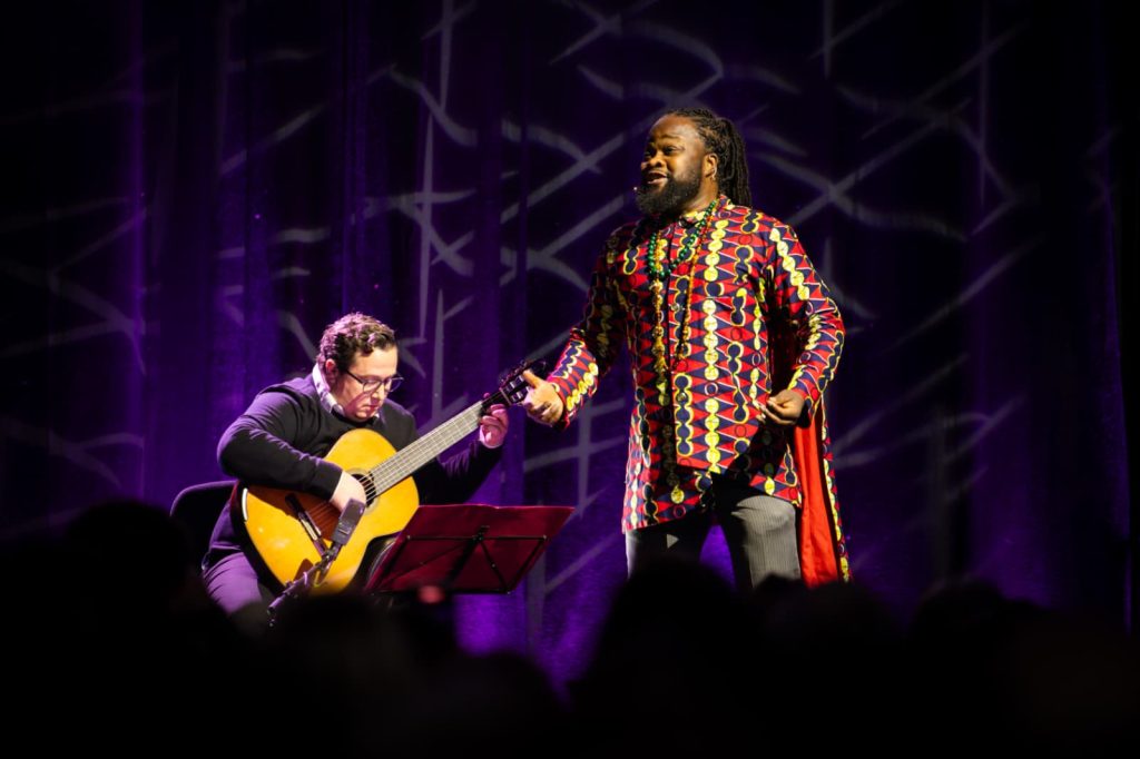 David Demange et Serge Kakudji lors d'une représentation.