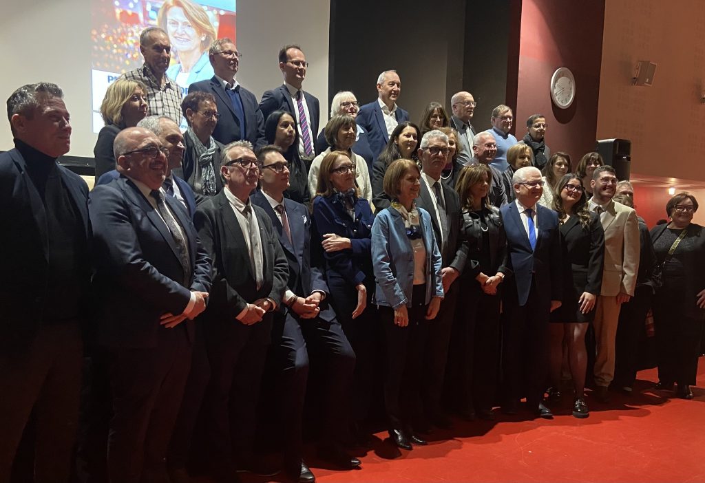 Marie-Noëlle Biguinet en compagnie de ses 36 colistiers.